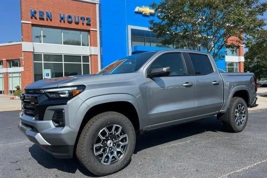 2025 Chevrolet Colorado Z71 photo 1