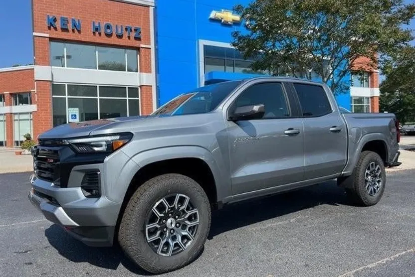 2025 Chevrolet Colorado Z71 photo 1