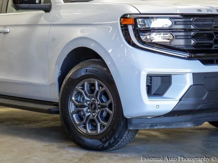 2025 Ford Expedition photo 1