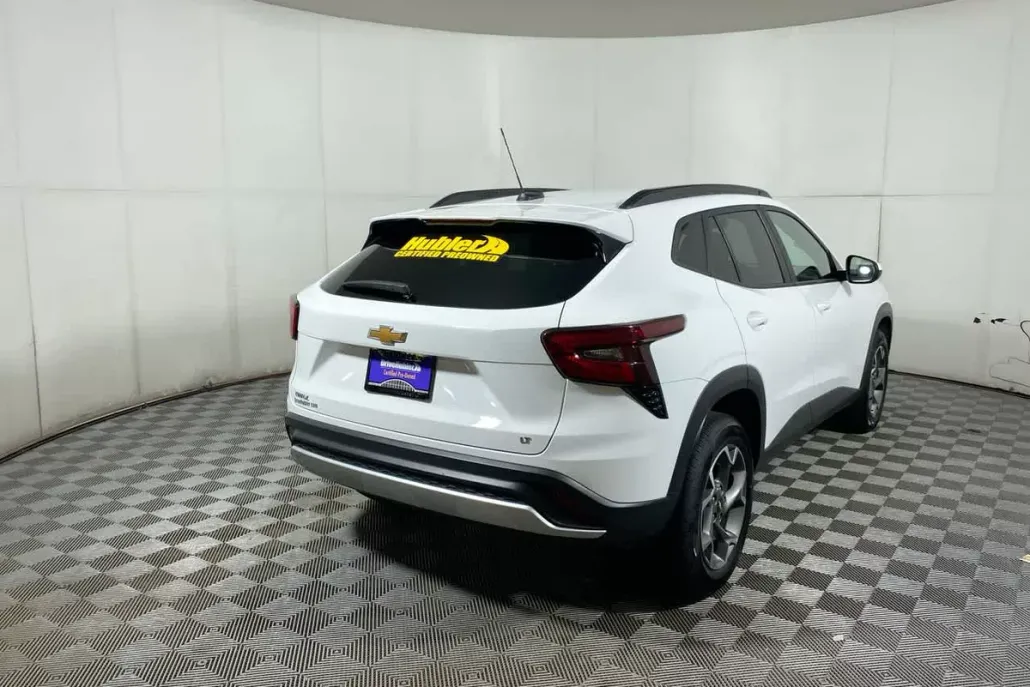 2024 Chevrolet Trax LT photo 1