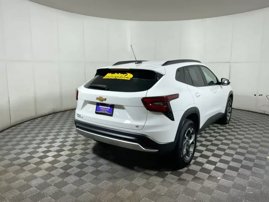 2024 Chevrolet Trax LT photo 1