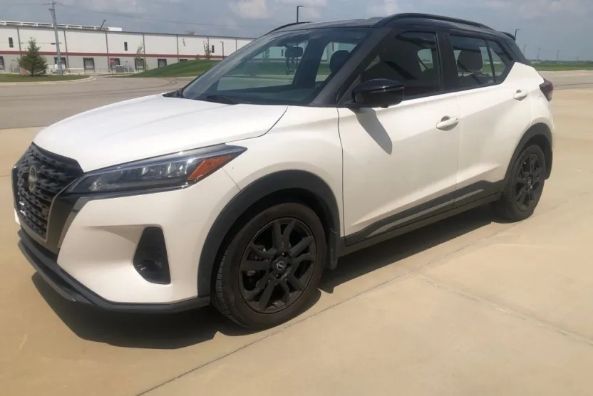 2022 Nissan Kicks SR photo 1