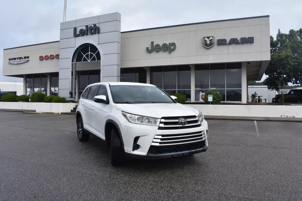 2019 Toyota Highlander LE photo 1