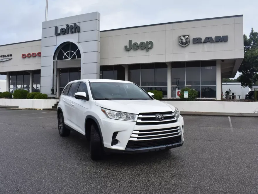 2019 Toyota Highlander LE photo 1