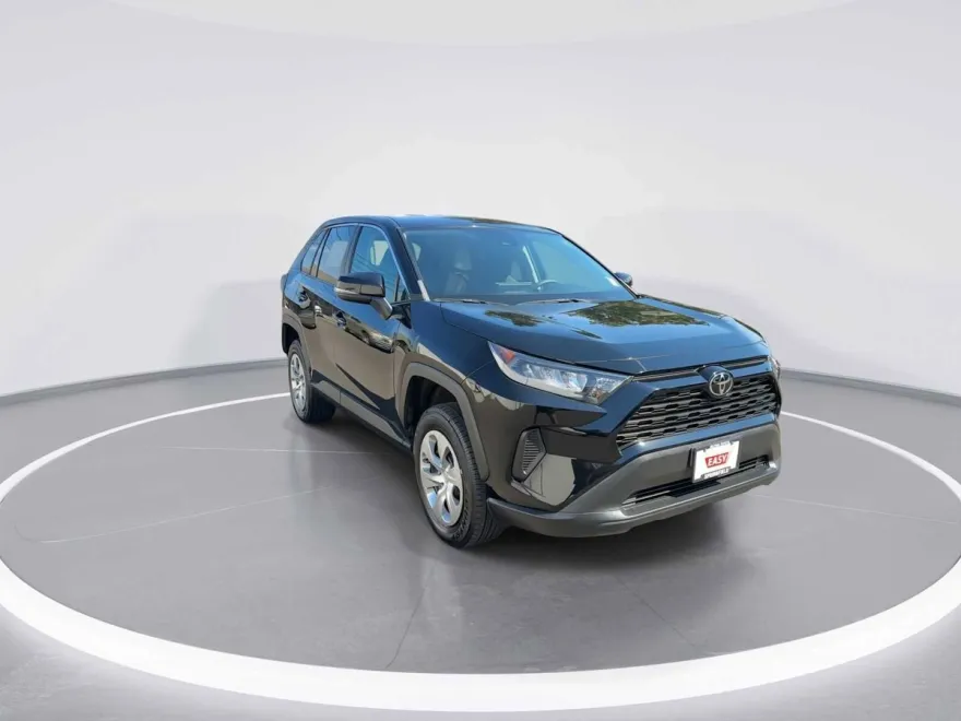 2022 Toyota RAV4 LE photo 1