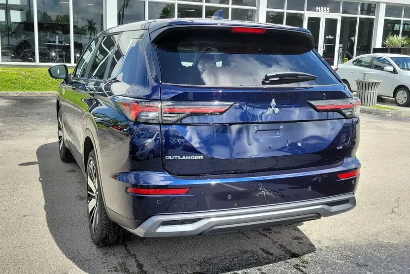 2025 Mitsubishi Outlander SE photo 1