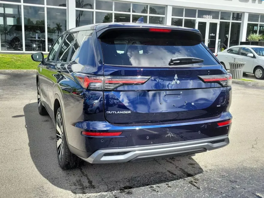 2025 Mitsubishi Outlander SE photo 1