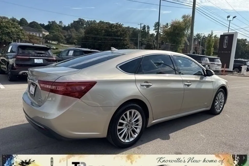 2018 Toyota Avalon Hybrid Limited photo 1