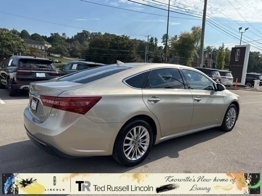 2018 Toyota Avalon Hybrid Limited photo 1