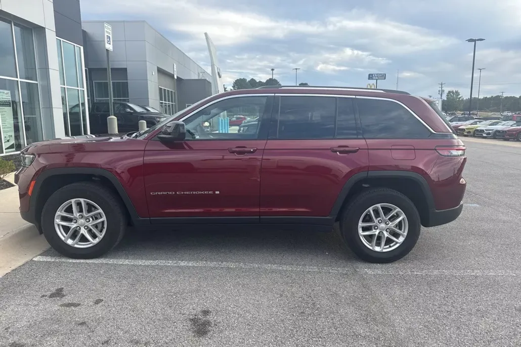 2023 Jeep Grand Cherokee Laredo photo 1
