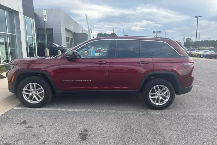 2023 Jeep Grand Cherokee Laredo photo 1
