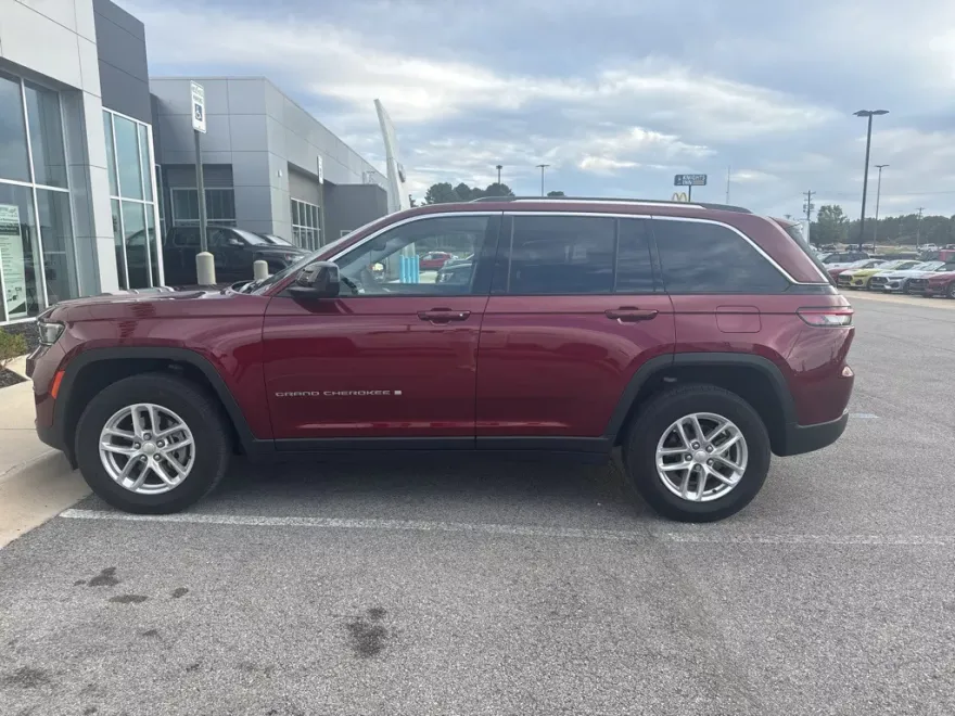 2023 Jeep Grand Cherokee Laredo photo 1