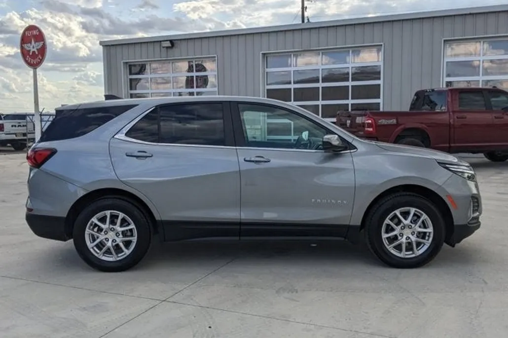 2024 Chevrolet Equinox LT photo 1