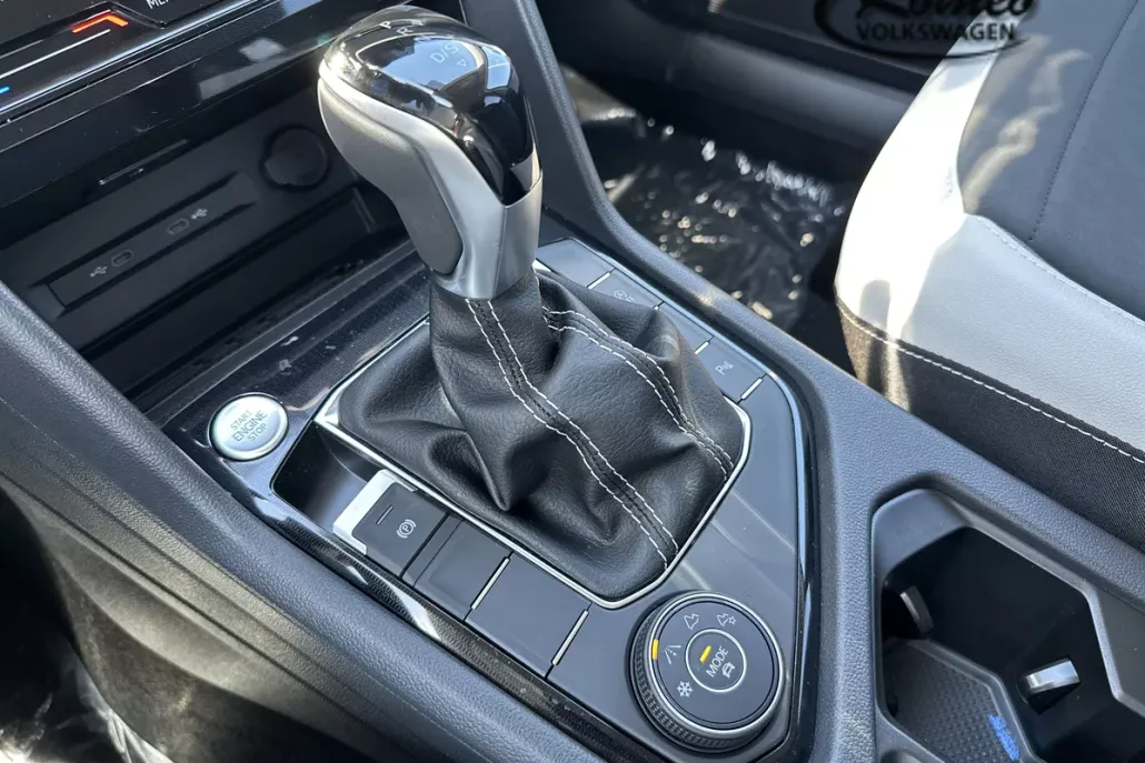 2025 Volkswagen Taos SE photo 1