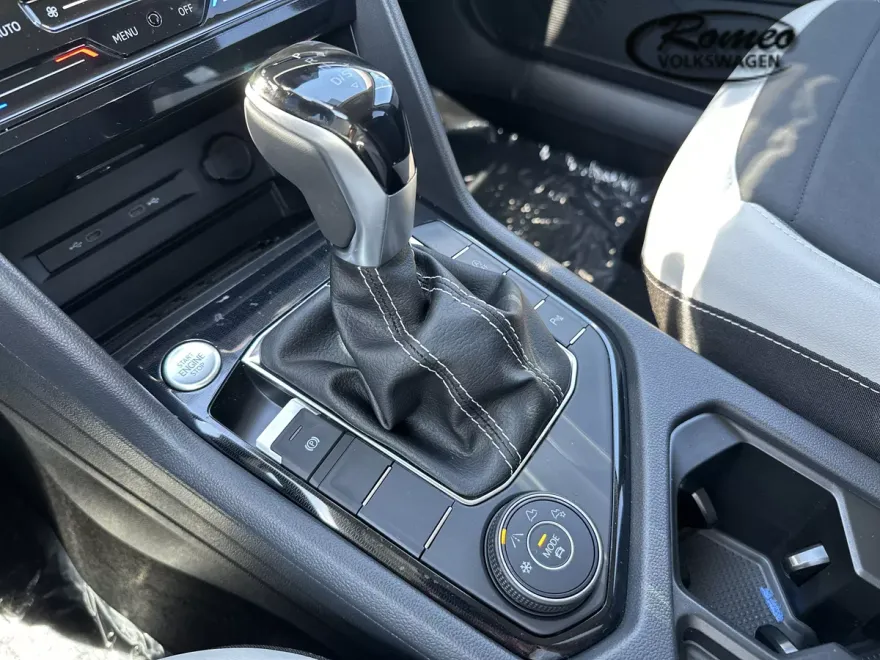 2025 Volkswagen Taos SE photo 1