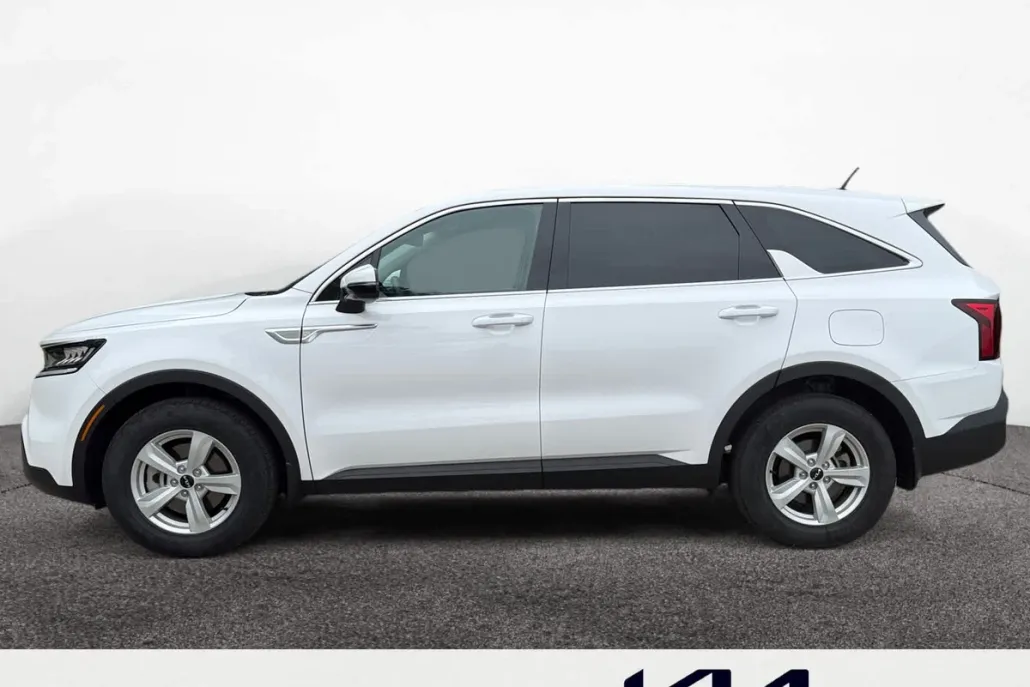 2023 Kia Sorento LX photo 1
