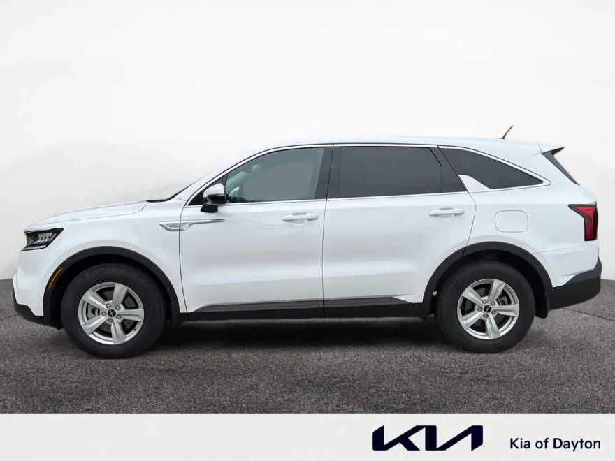 2023 Kia Sorento LX photo 1
