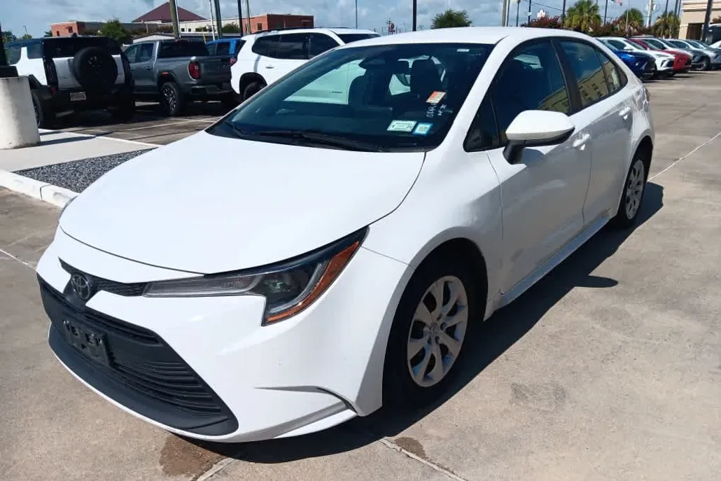 2023 Toyota Corolla LE photo 1