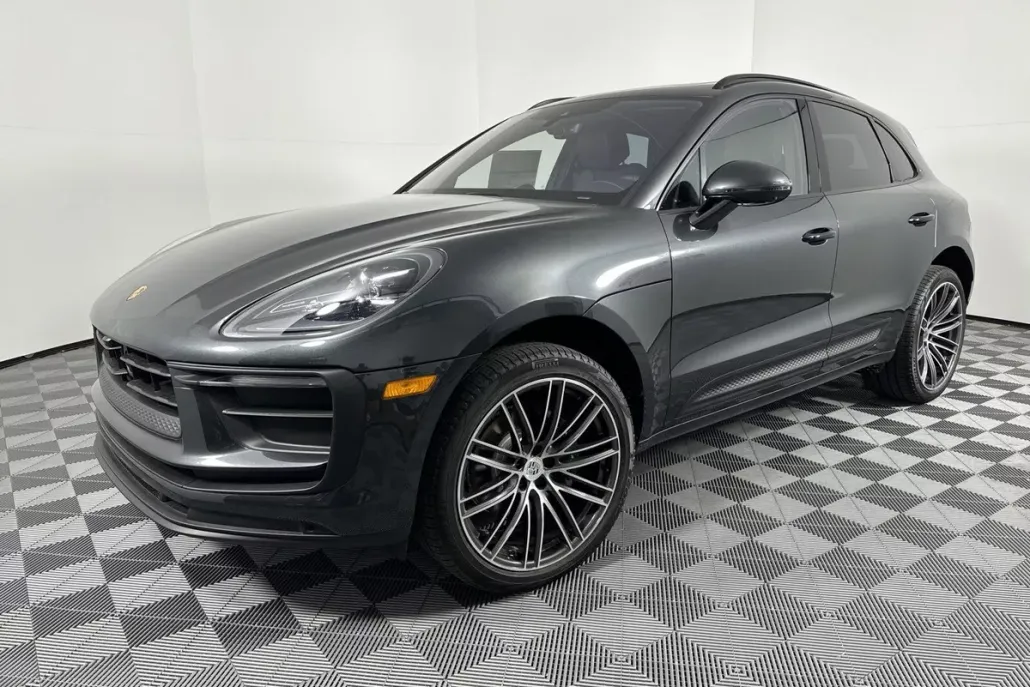 2025 Porsche Macan photo 1