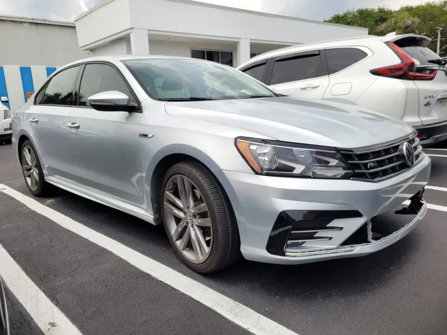2018 Volkswagen Passat R-Line photo 1