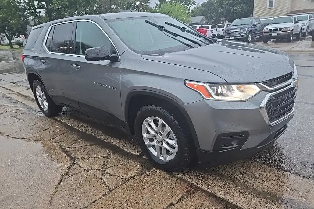 2021 Chevrolet Traverse LS photo 1