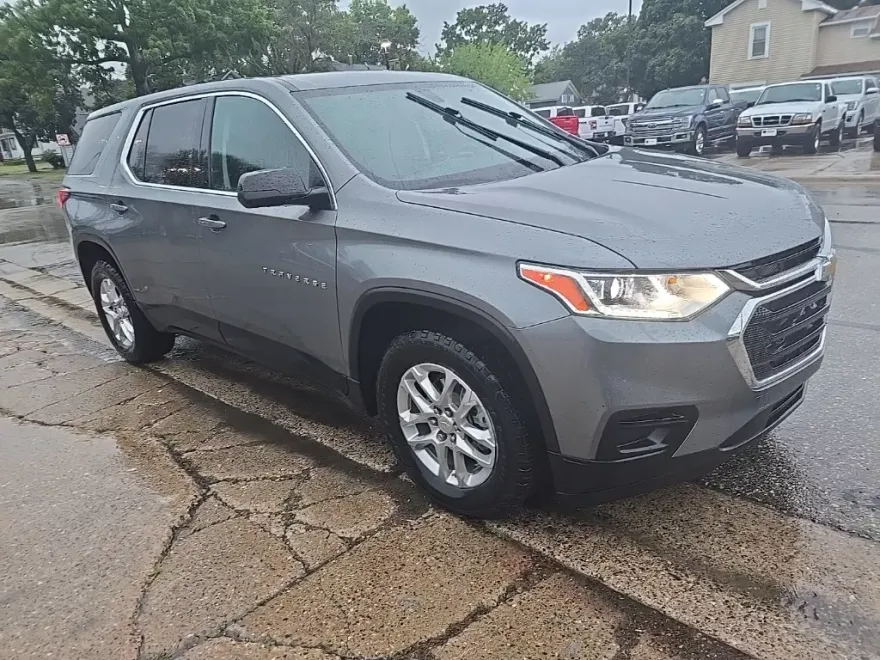 2021 Chevrolet Traverse LS photo 1