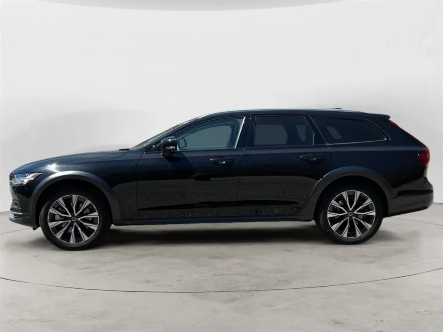 2024 Volvo V90 Cross Country B6 AWD photo 1