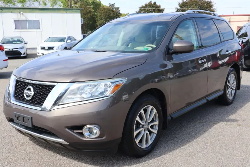 2015 Nissan Pathfinder SV photo 1