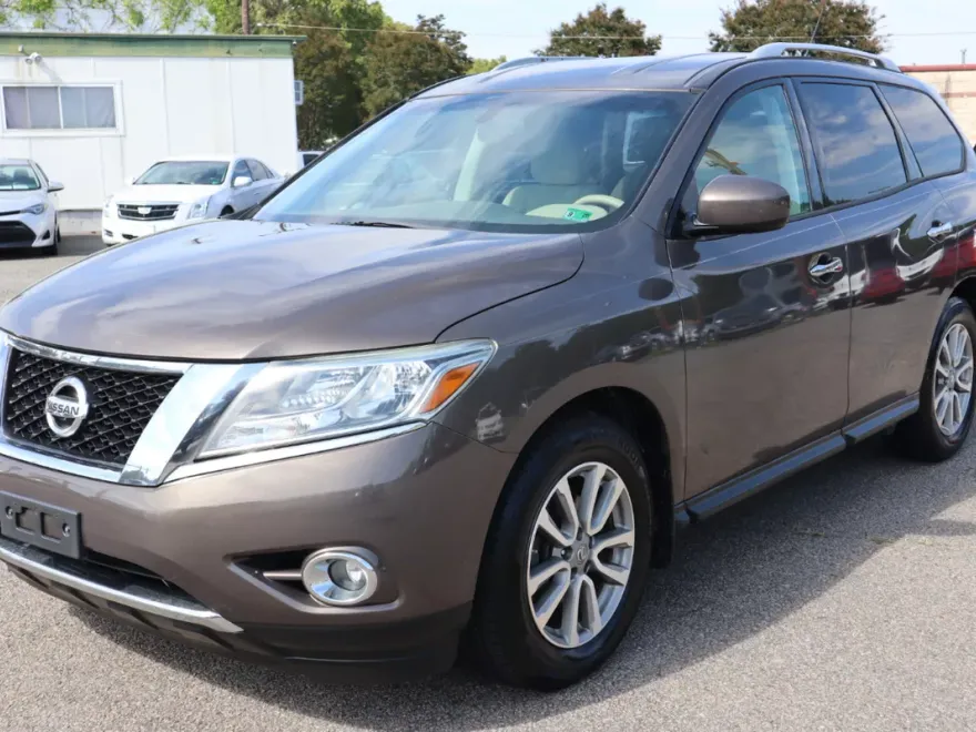 2015 Nissan Pathfinder SV photo 1