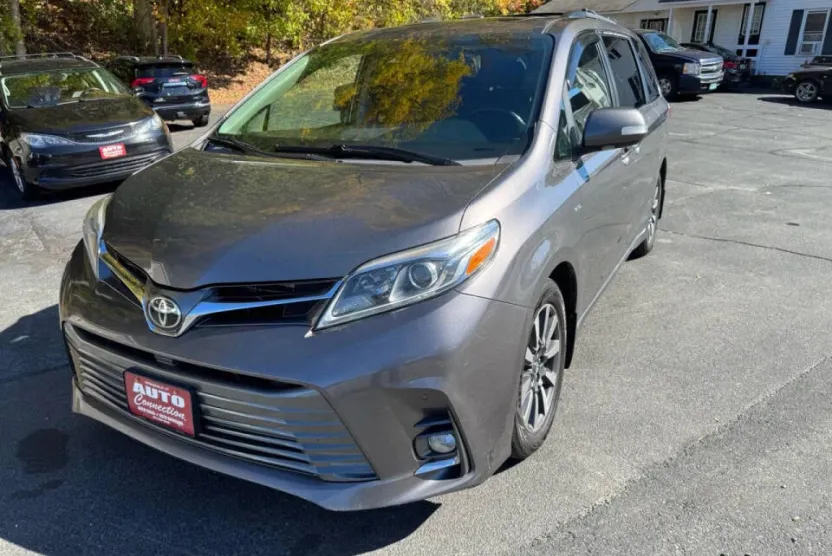 2018 Toyota Sienna Limited photo 1