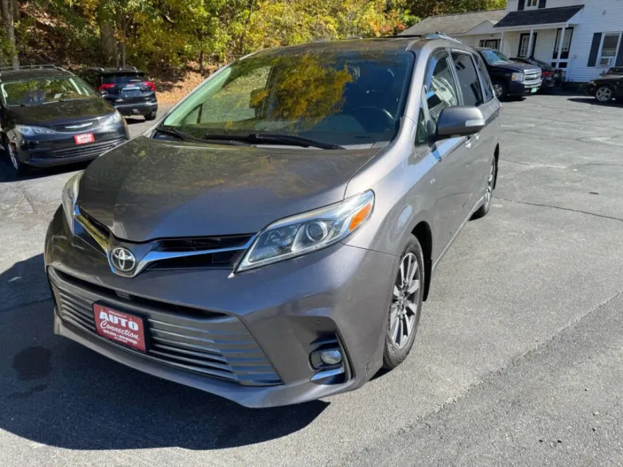 2018 Toyota Sienna Limited photo 1
