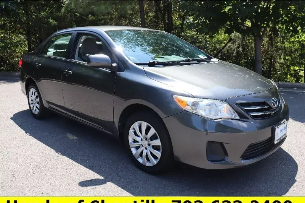 2013 Toyota Corolla LE photo 1