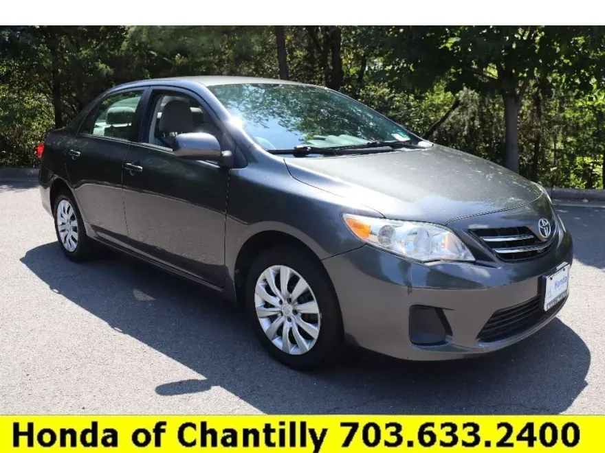 2013 Toyota Corolla LE photo 1