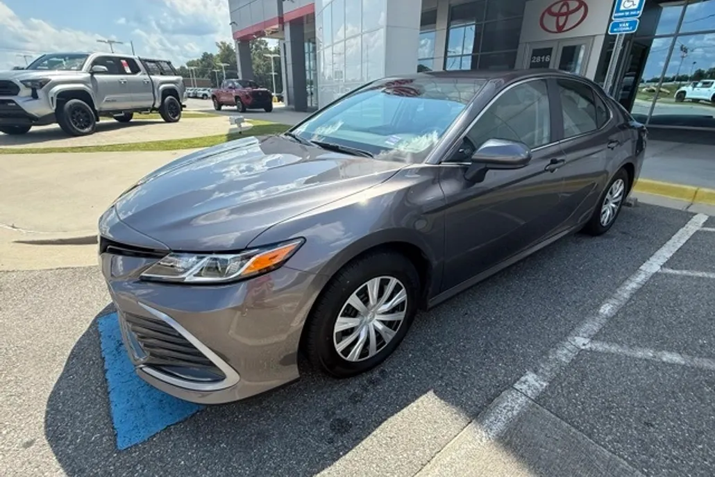 2023 Toyota Camry Hybrid LE photo 1