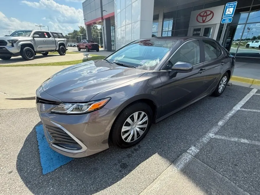 2023 Toyota Camry Hybrid LE photo 1