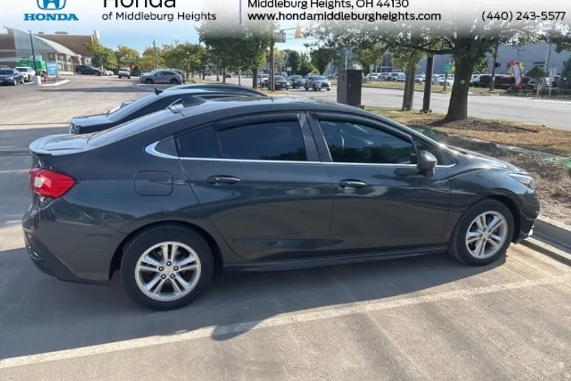 2018 Chevrolet Cruze LT photo 1