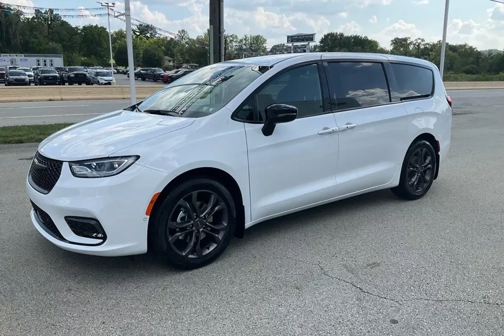 2026 Chrysler Pacifica photo 1