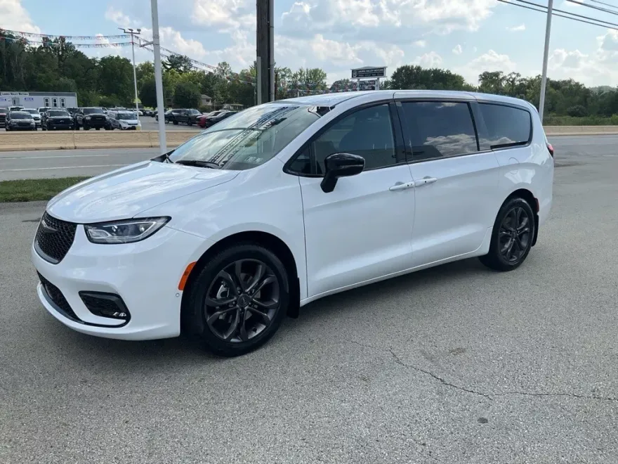 2026 Chrysler Pacifica photo 1