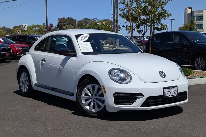 2018 Volkswagen Beetle S photo 1