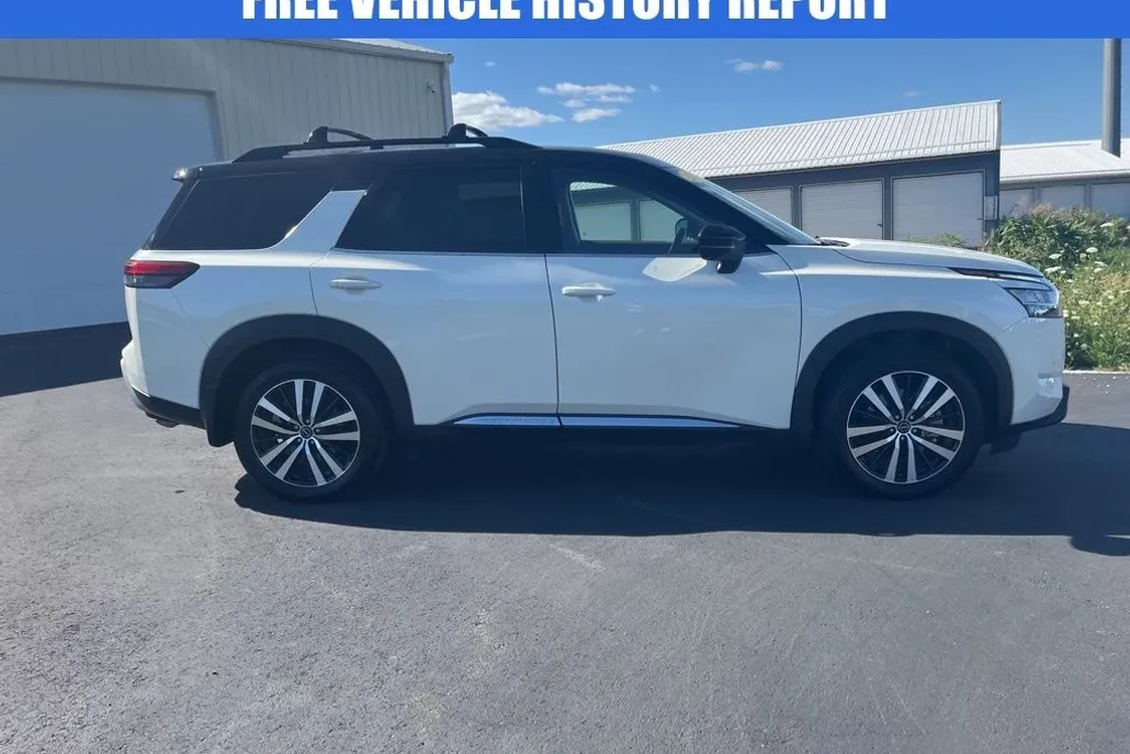 2024 Nissan Pathfinder Platinum photo 1