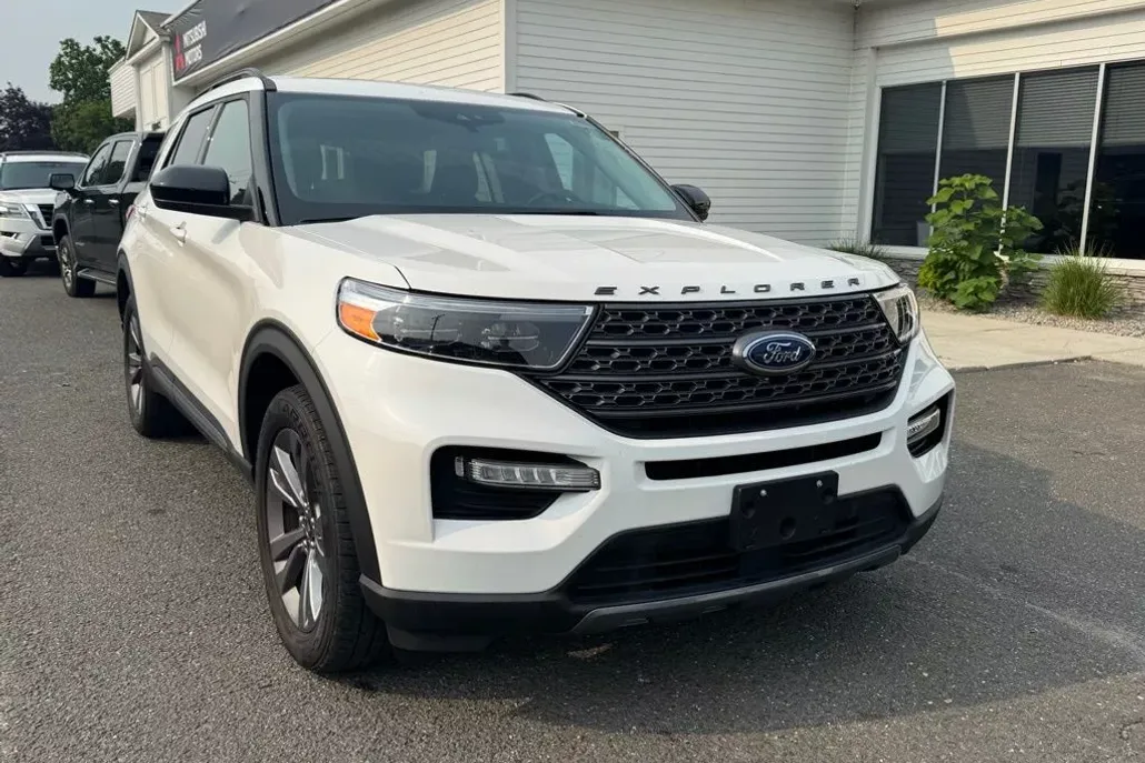 2022 Ford Explorer XLT photo 1