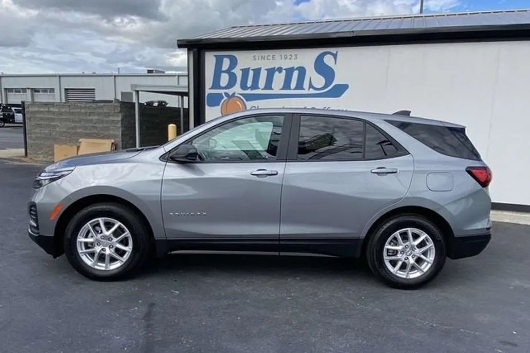 2023 Chevrolet Equinox LS photo 1