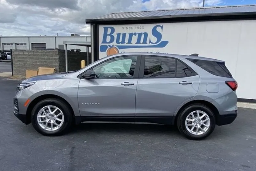 2023 Chevrolet Equinox LS photo 1
