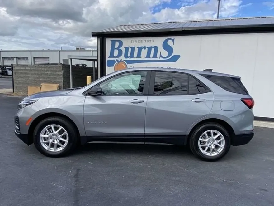 2023 Chevrolet Equinox LS photo 1