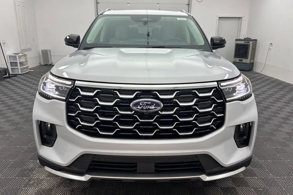 2025 Ford Explorer Platinum photo 1