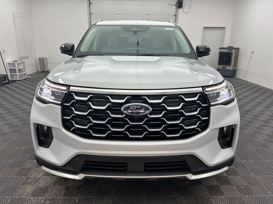 2025 Ford Explorer Platinum photo 1