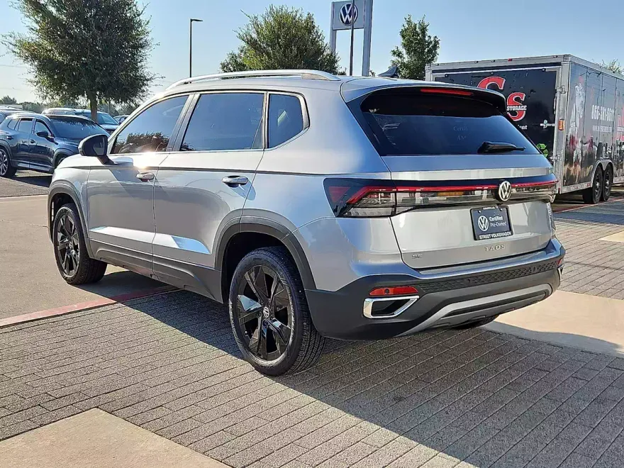 2025 Volkswagen Taos SE photo 1