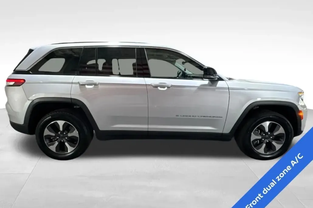 2023 Jeep Cherokee Base photo 1