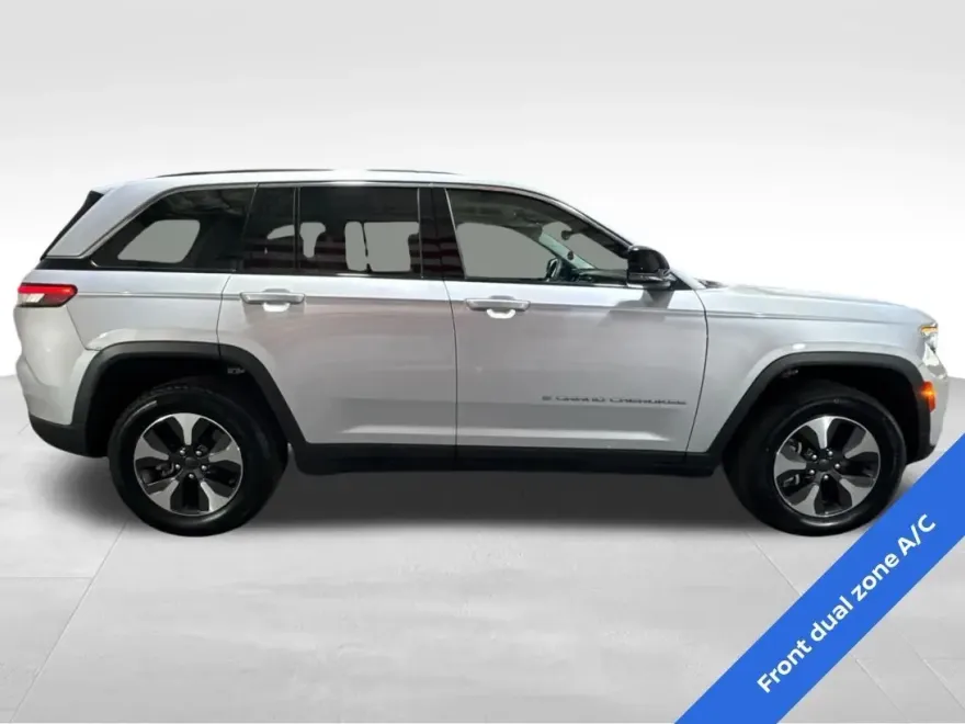 2023 Jeep Cherokee Base photo 1