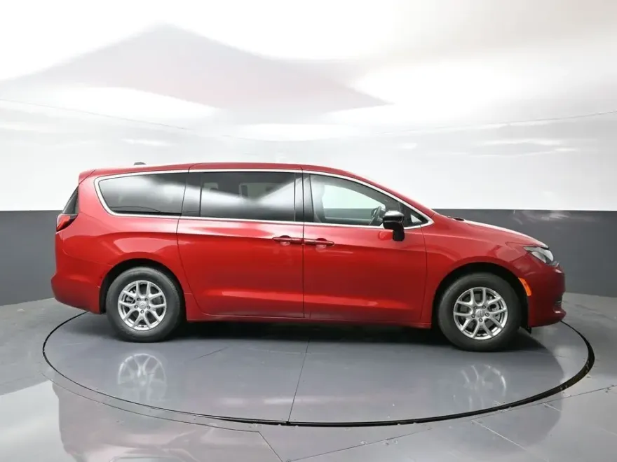 2026 Chrysler Voyager LX photo 1